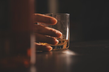 Celebration night, pour whiskey into a glass. Give to friends who come to celebrate