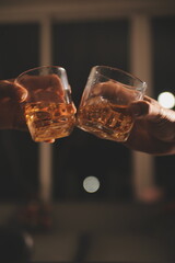 Celebration night, pour whiskey into a glass. Give to friends who come to celebrate