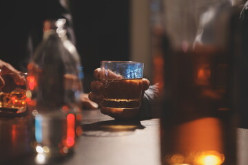 Celebration night, pour whiskey into a glass. Give to friends who come to celebrate