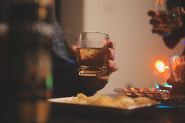 Celebration night, pour whiskey into a glass. Give to friends who come to celebrate