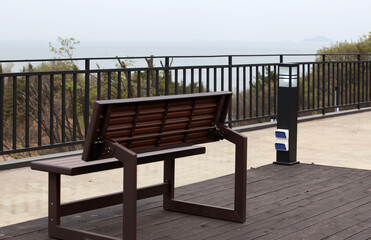 Fototapeta na wymiar View of the empty bench at the seaside