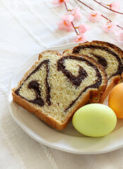 Cozonac, pane dolce tradizionale rumeno con noci e due uova di Pasqua isolate su sfondo bianco. Concetto di vacanza di Pasqua. - 782840052