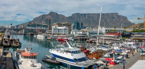 Tableaux ronds sur aluminium Montagne de la Table Busy dock in the waterfront of Cape Town, South Africa