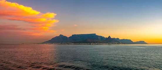 Papier Peint photo Montagne de la Table Sunset sailing approaching Cape Town, South Africa