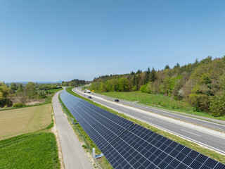 Solarmodule, Solarpark, Photovoltaik, Stromerzeugung aus Sonnenenergie an einem Lärmschutzwall an...