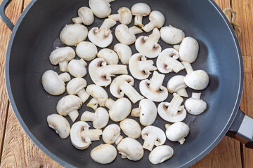 Champignons gebraten in der Pfanne 