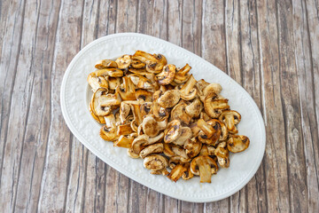 Champignons gebraten in der Pfanne 