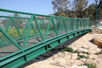 Obraz premium The bridge was built over a gorge and a water obstacle.