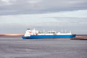 LNG Tanker Mooring In The International Trade Port. Gas Transportation Facility. Natural Gas Shipping And Logistics. - obrazy, fototapety, plakaty