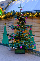 Weihnachtsbaum auf dem Weihnachtsmarkt, Essen, Ruhrgebiet, Nordrhein-Westfalen, Deutschland, Europa