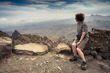 Eine Touristin auf dem Gongon Trail im Nationalpark Serra Malagueta auf der kapverdischen Insel...