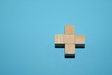 Un fondo azul con una cruz formada por cuadrados de madera