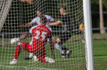 Fußball Torwart wehrt Angriff ab Symbolbild © rlang