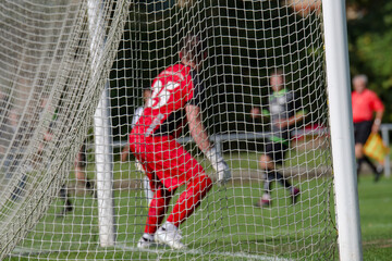 Fußball Torwart Angreifer und Schiedsrichter Symbolbild