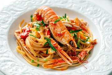 Piatto di deliziose linguine con salsa di scampi, cibo italiano, cucina mediterranea 