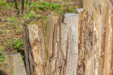 Brauner Bretterzaun aus Holz mit Zaunpfählen, Deutschland - 782933690