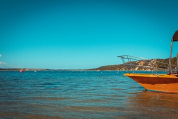 Obraz premium Front of an orange boat on the sea