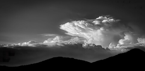 Obraz premium Grayscale of clouds over Sangre de Cristo Mountains in Santa Fe, New Mexico, USA
