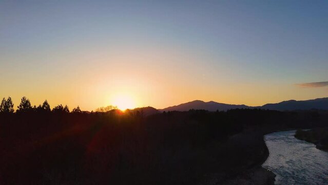 空撮　ドローン撮影　山に沈む夕日　川　リフレクション　美しい自然風景