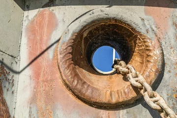 Kissenbezug Anchor hole with a chain of an old stranded ship © Wirestock