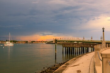 Fototapeta premium Breathtaking view of sunset clouds over the lakeshore with Bridge of Lions in the background