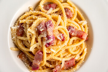 Primo piano di un piatto di deliziosi bucatini alla gricia, pasta tipica della cucina romana, cibo italiano  - 782966611