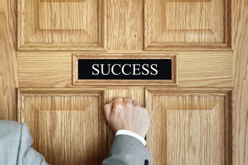 Obraz premium Knocking on the door to Success
