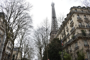 La Tour Eiffel derriere les immeubles parisiens. Paris. France