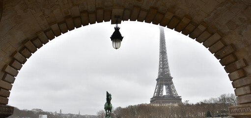 La Tour Eiffel vue du dessous du Pont de bir hakeim. Paris. France