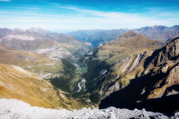 Vall&eacute;e de Gavarnie depuis les cr&ecirc;tes du Cirque - hautes Pyr&eacute;n&eacute;es