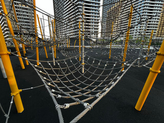 Obraz premium An inviting playground, adorned with colorful equipment, offers children a space for fun and recreation.