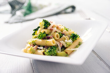 Piatto di deliziosa pasta con broccoli, pancetta e pecorino, cibo italiano 