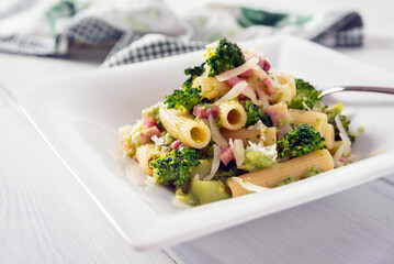 Piatto di deliziosa pasta con broccoli, pancetta e pecorino, cibo italiano 