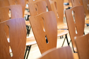 détails d'une rangée de chaises dans une salle pour une conférence ou un spectacle