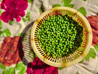 Green Peas peeled vegetable in basket. The pea is most commonly the small spherical seed or the seed-pod of the pod fruit pisum sativum. Each pod contains several peas, which can be green or yellow - obrazy, fototapety, plakaty