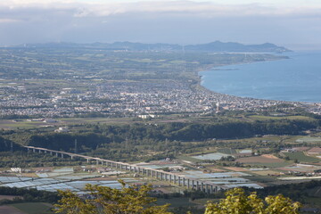夏の早朝に登った有珠山より望む、緑豊かな景観