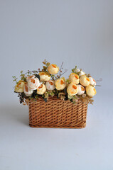 Fototapeta na wymiar cesto de vima com flores cores pasteis decorativo dia das mães 