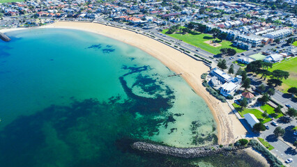 Obraz premium Williamstown beach from above in Melbourne, Australia, wavy sea lines