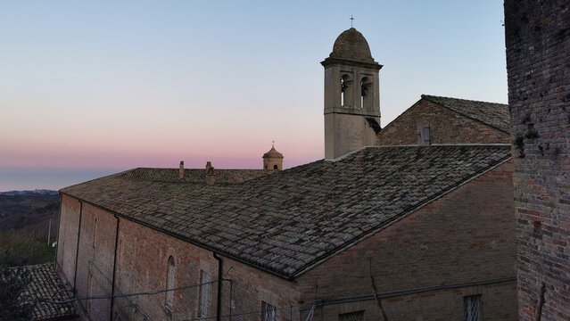 Campanili sui tetti di un antico convento in un borgo medioevale italiano