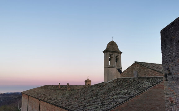 Campanili sui tetti di un antico convento in un borgo medioevale italiano