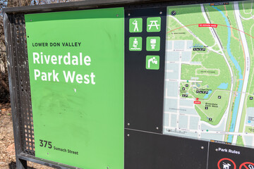 Fototapeta premium Riverdale Park West sign in Toronto, Canada