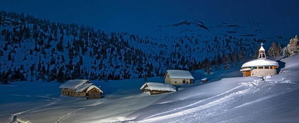 Winternacht an der Lavarella-Hütte