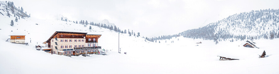 Fototapeta premium Lavarella Hütte im Winter
