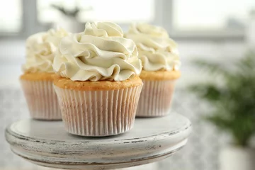 Foto op Plexiglas Tasty cupcakes with vanilla cream on stand, closeup © New Africa