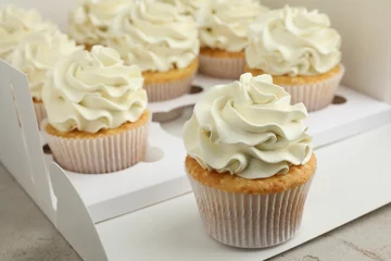 Rolgordijnen Tasty cupcakes with vanilla cream in box, closeup © New Africa