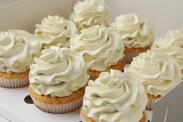 Keuken spatwand met foto Tasty cupcakes with vanilla cream in box, closeup © New Africa