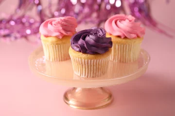 Schilderijen op glas Delicious cupcakes with bright cream on pink background, closeup © New Africa
