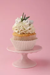 Gordijnen Tasty Easter cupcake with vanilla cream on pink background © New Africa