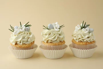 Gordijnen Tasty Easter cupcakes with vanilla cream on beige background © New Africa