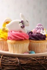 Schilderijen op glas Tasty cupcakes with Easter decor on table © New Africa